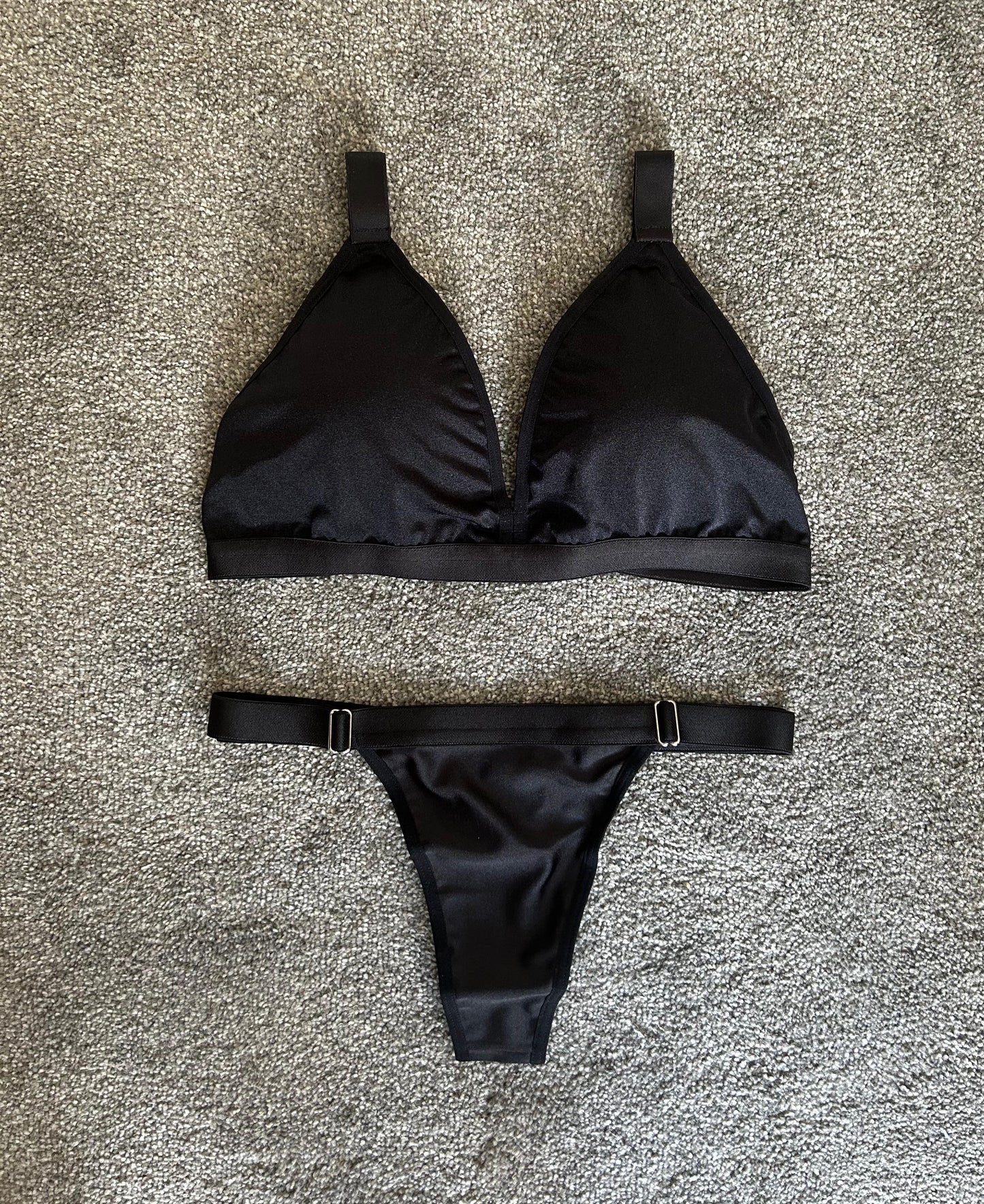SET BASICO CON COPA (SPORT) ESPALDA Y TANGA EN ELÁSTICO