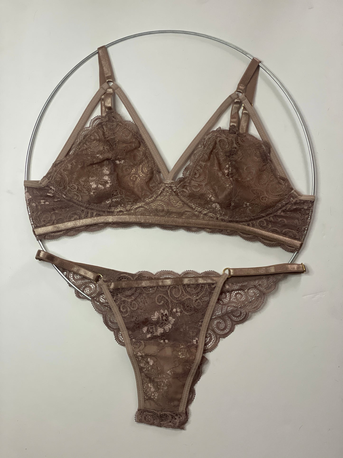 CONJUNTO EN ENCAJE DETALLE EN COPA