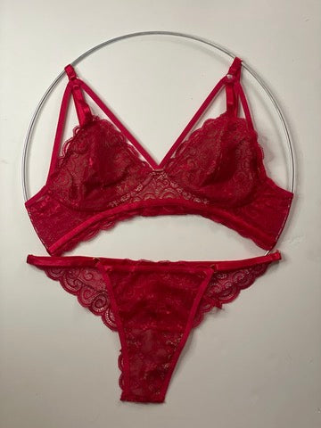 CONJUNTO EN ENCAJE DETALLE EN COPA