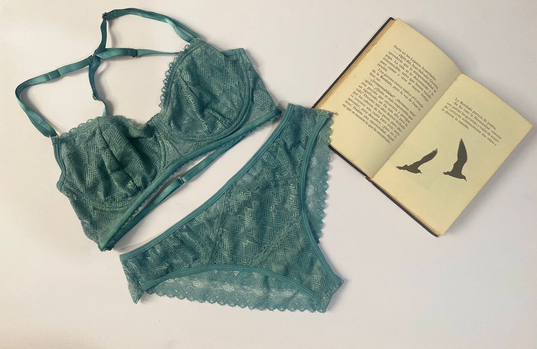SET EN ENCAJE CON VARILLA CACHETERO Y TANGA