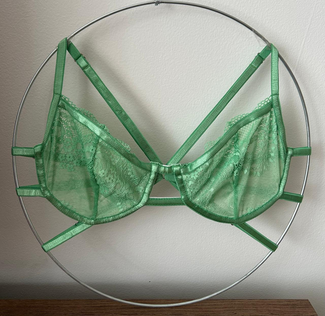SET EN ENCAJE CON VARILLA - ESTILO ARAÑA EN LA ESPALDA