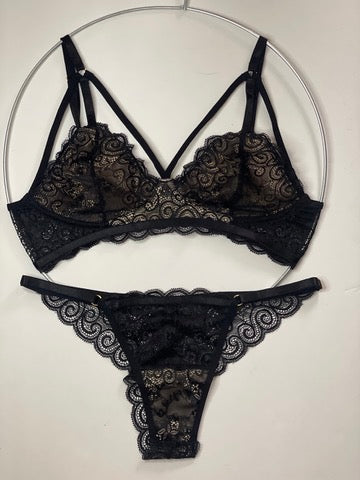 CONJUNTO EN ENCAJE DETALLE EN COPA